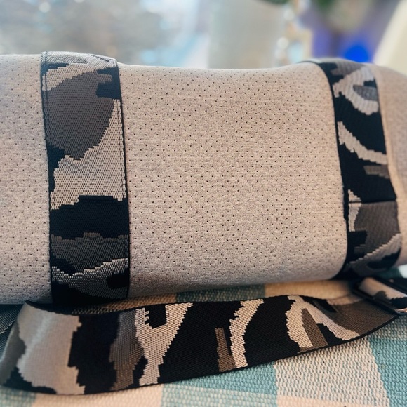 HAUTE SHORE GRAY & CAMO NEOPRENE LARGE TRAVEL BAG  26”x16” - Picture 3 of 7